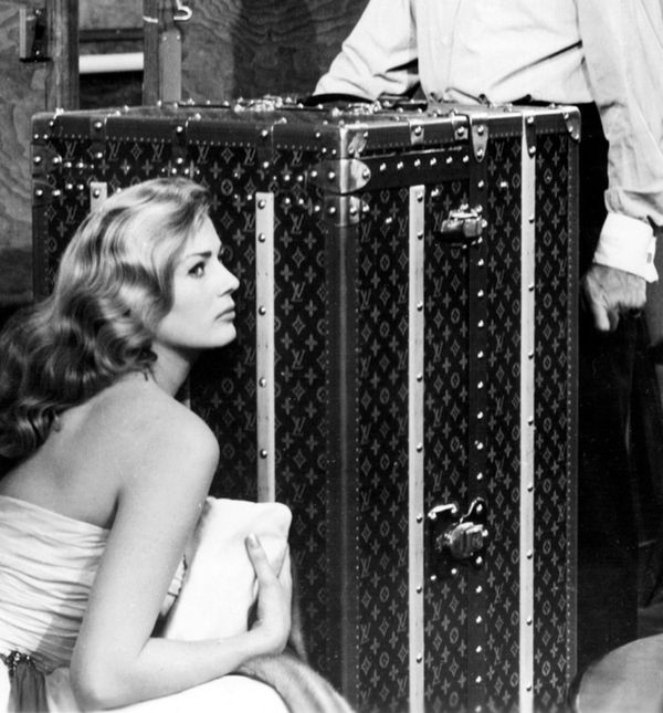 Anita Ekberg u filmu Paris Holiday s Louis Vuitton kovčezima