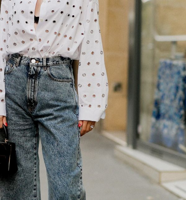 Traperice i bijela košulja idealni su komadi za modnu kapsulu