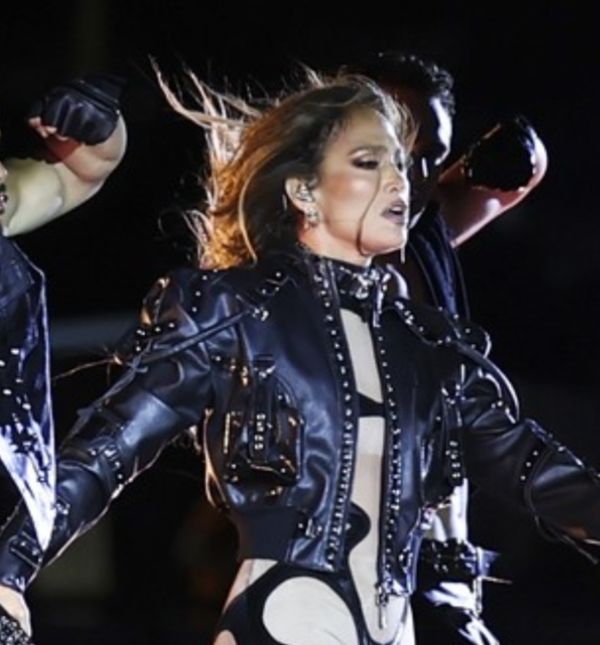 Jennifer Lopez u izdanju koje podsjeća na kultni Cherin kostim