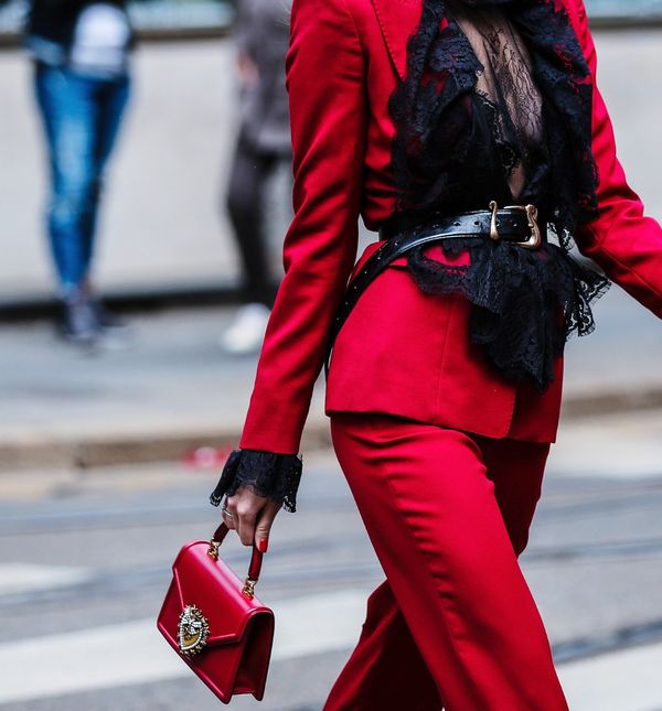 Kombinacija crvene i crne boje savršena je za vatrene lavice