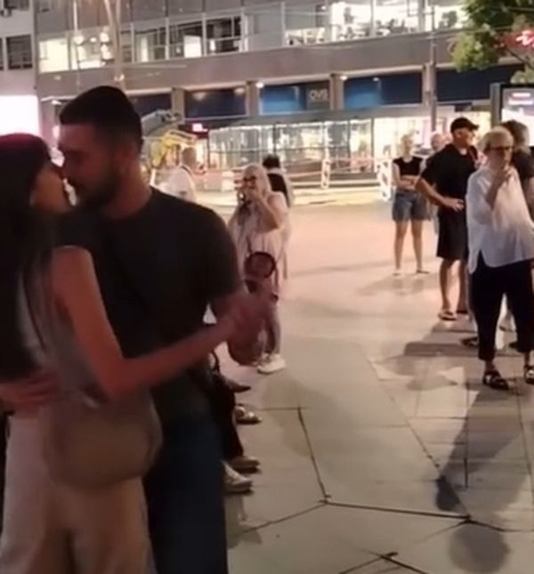 Par iz Beograda pleše na Arsenovu pjesmu