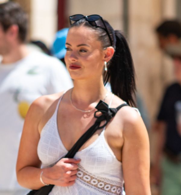 Street stylerica iz Dubrovnik u romantičnoj bijeloj haljini