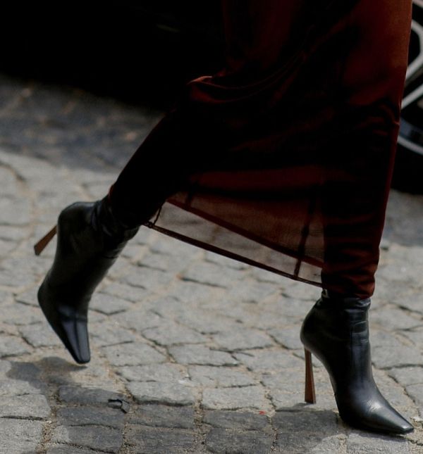 Smeđa haljina bit će hit jeseni 2025.