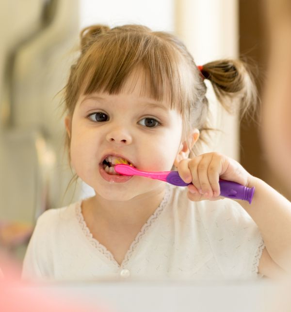 Djevojčica pere zube