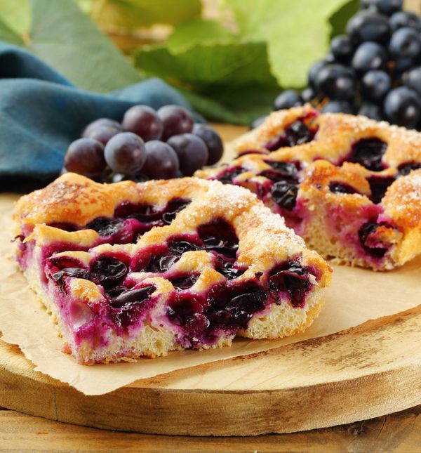 Biskvitni kolač s grožđem