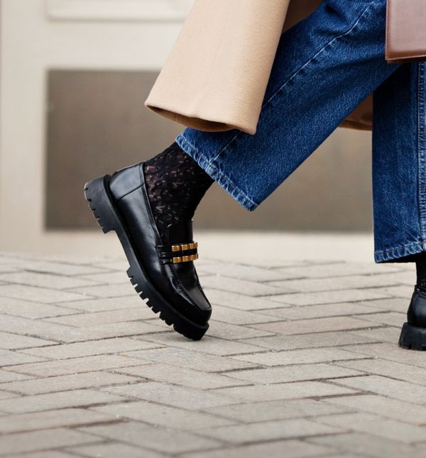 Crne mokasine jedan su od jesenskih modnih aduta