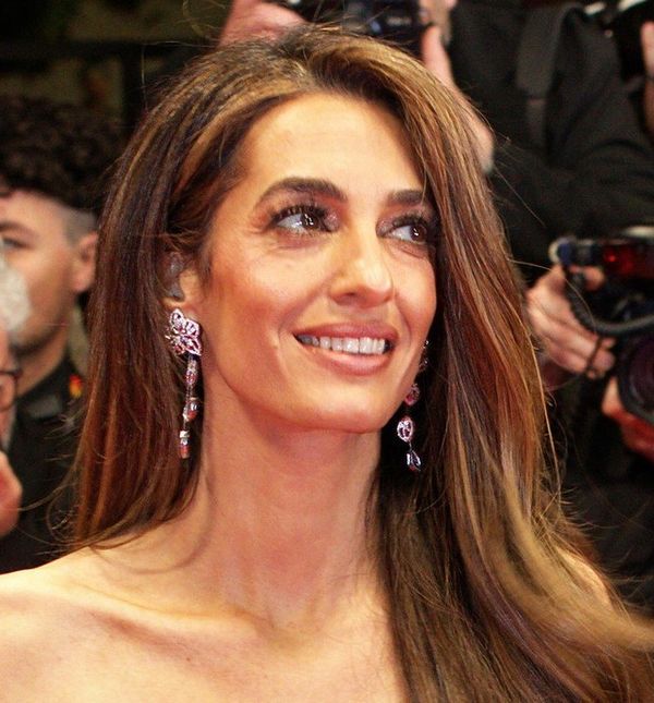 Žuta boja sjajno pristaje puti i kosi Amal Clooney