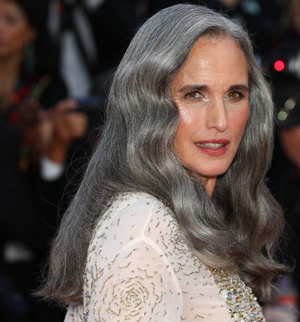Andie MacDowell izgleda predivno sa sijedom kosom