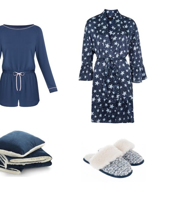 Pidžama (Palmers, 531 kn), ogrtač (Topshop, 260 kn), papuče (Accessorize, 155 kn) i set deke i jastuka (Dormeo, 199,95 kn na popustu)