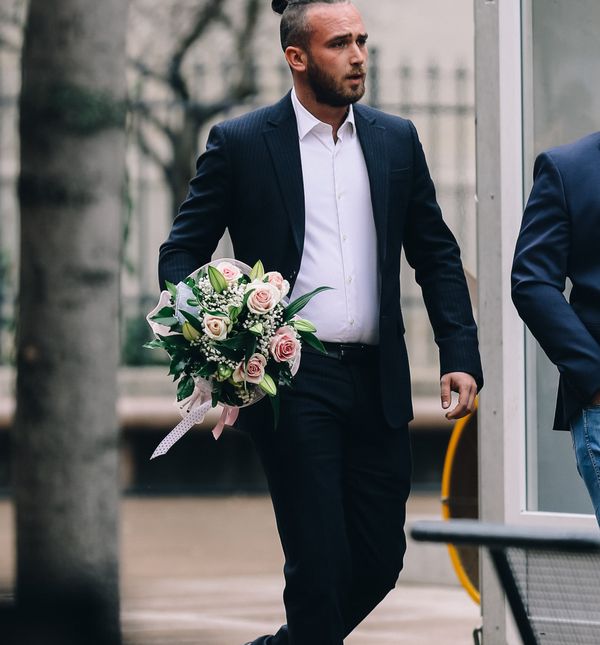 Muškarac s buketom u ruci iz centra Zagreba