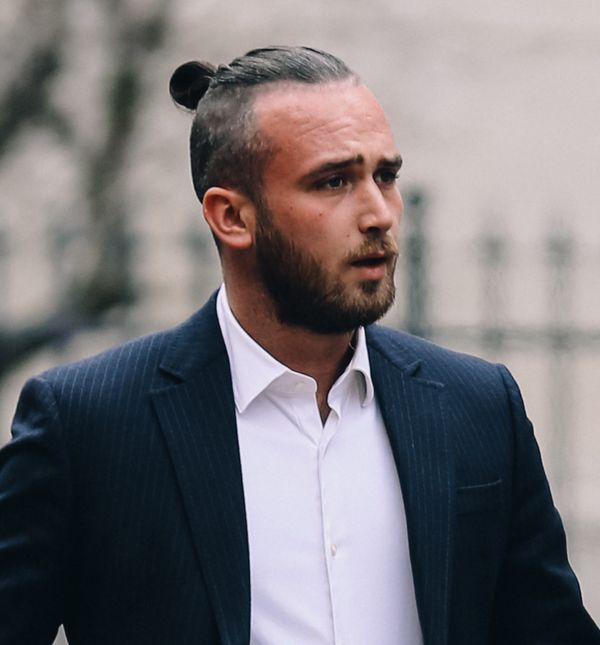 Muškarac s buketom u ruci