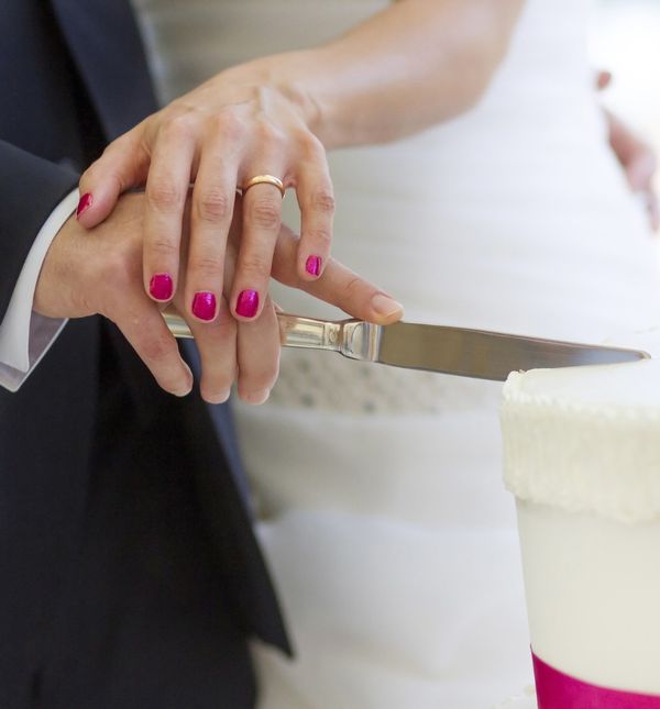 Mladenci režu svadbenu tortu