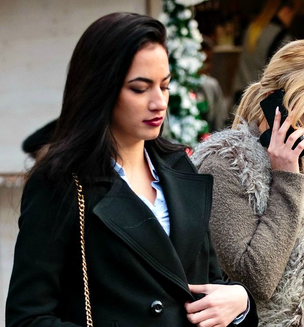 Lijepa crnka s torbom iz Stradivariusa