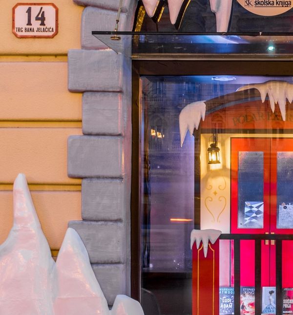 Dekoracija zaleđenog ulaza i snježnog interijera djelo je svjetski poznatog umjetnika Marija Miše