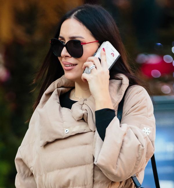 Street style brinete s Cvjetnog trga u najlonkama s uzorkom