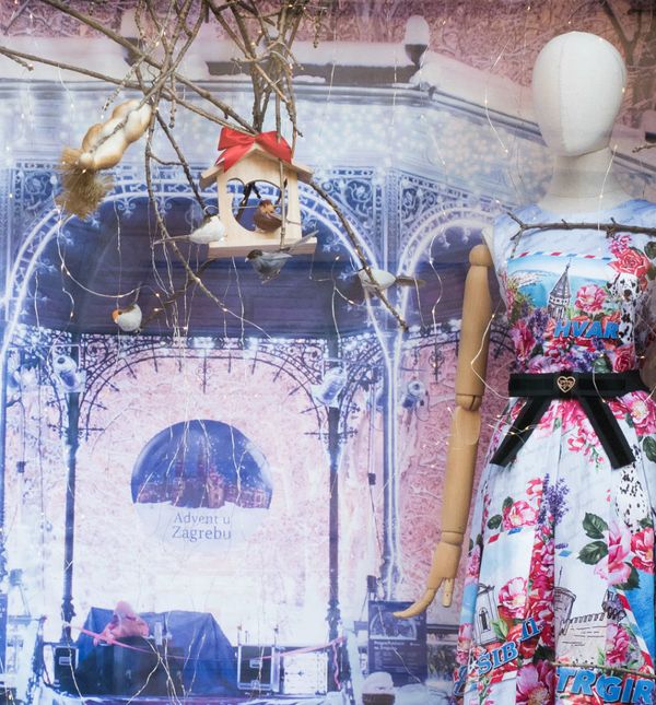 Božićno uređenje izloga dućana modnog dvojca ELFS