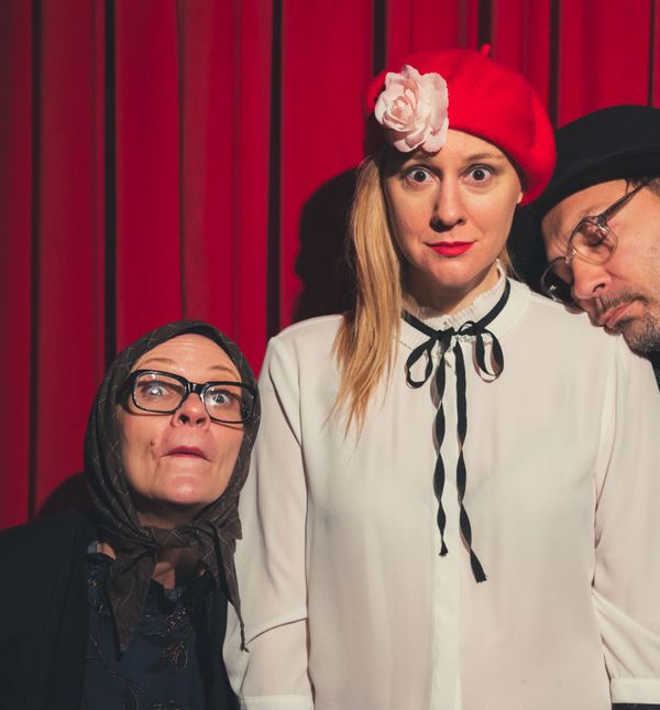 U predstavi glume Ana-Marija Vrdoljak, Natalija Đorđević i Ranko Zidarić