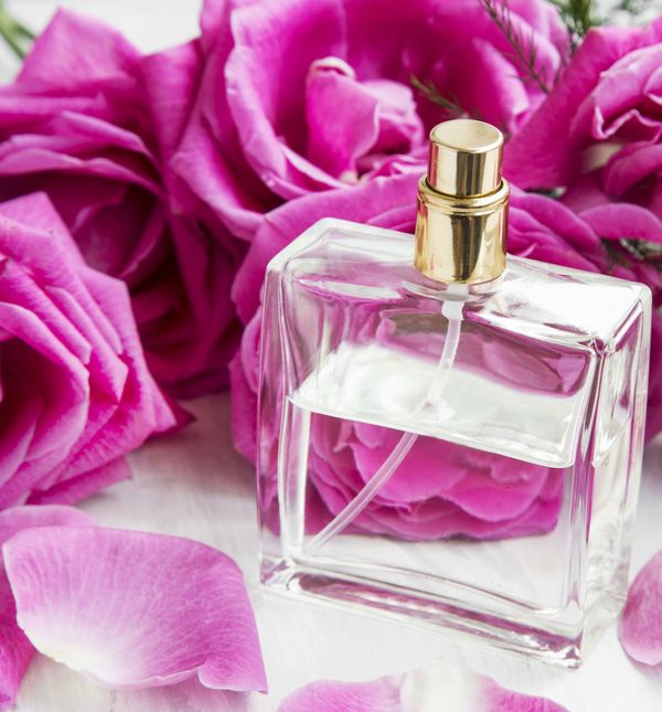 Bočica parfema i latice ruže