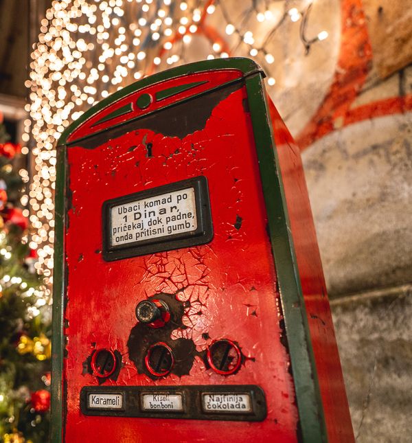 Miškecov prolaz u Zagrebu za Advent je uređen poput starinskog filmskog seta
