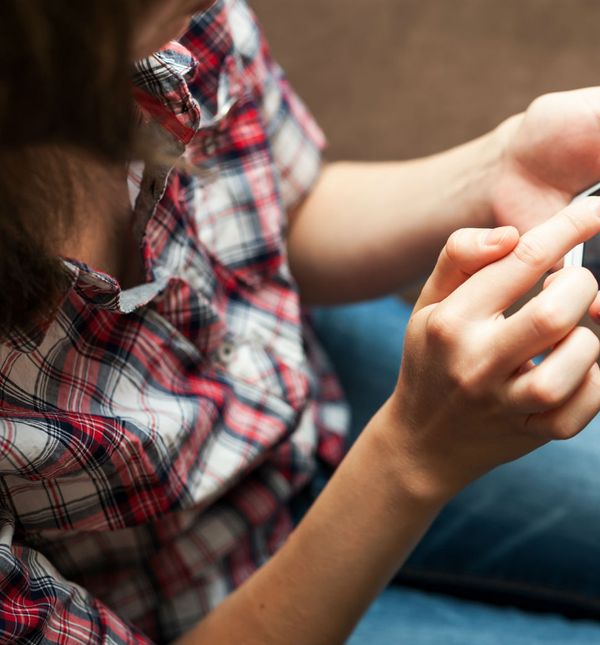 Žena pretražuje na internetu