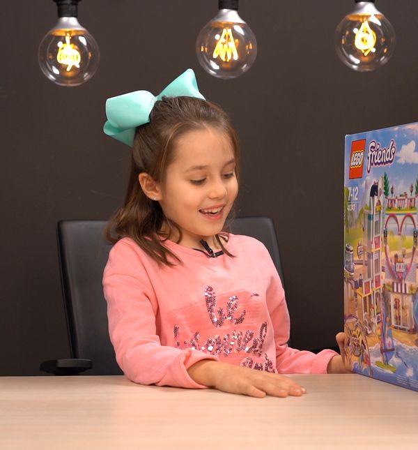 Sara slaže LEGO Friends Heartlake odmaralište
