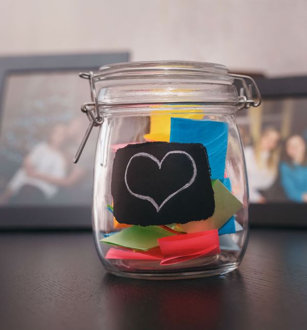 Poklon može biti staklenka s lijepim porukama ili uokvirena fotografija