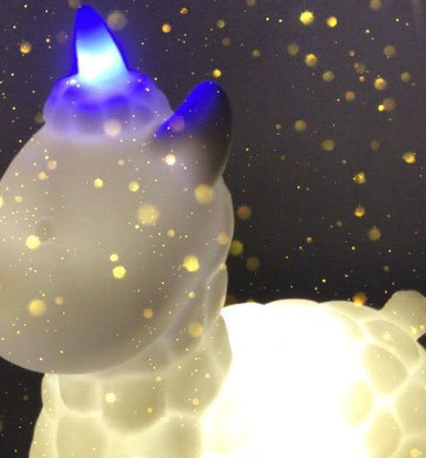 Svjetiljka s likom jednoroga i ljame