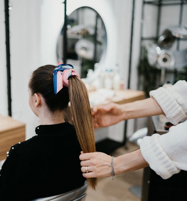 Visoki rep u kombinaciji sa zanimljivom maramom izgleda odlično