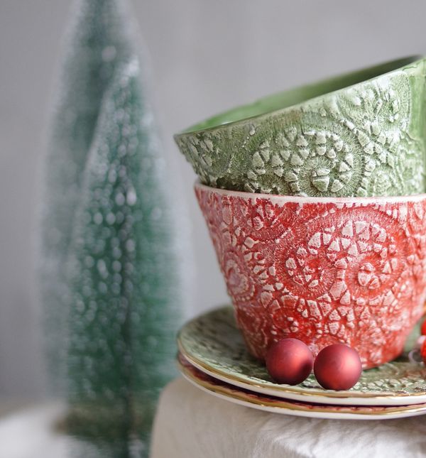 Odeata šalice u zelenoj i crvenoj boji inspirirane božićnim duhom