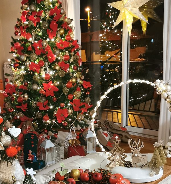 Božićno uređenje kuće Daniele Bobanović iz Rijeke u crveno-zlatnoj kombinaciji