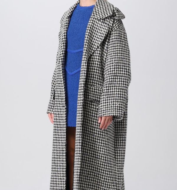 Iris Livaja nosi kaput pepita uzorka danskog brenda Rotate