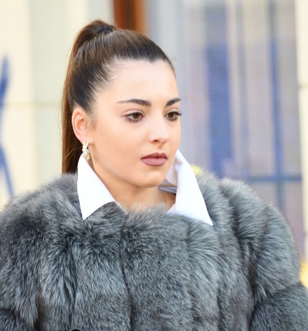 Street stylerica iz Zagreba nosi toplu bundu sive boje