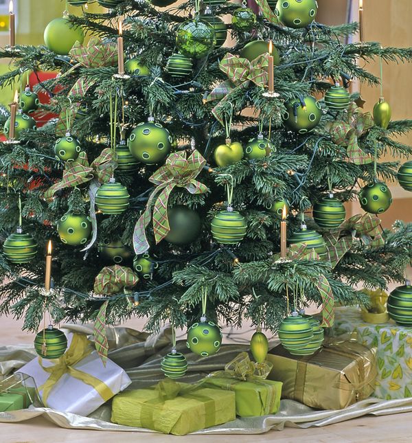 Ideje za dekoriranje jelke s kuglicama u zelenoj boji