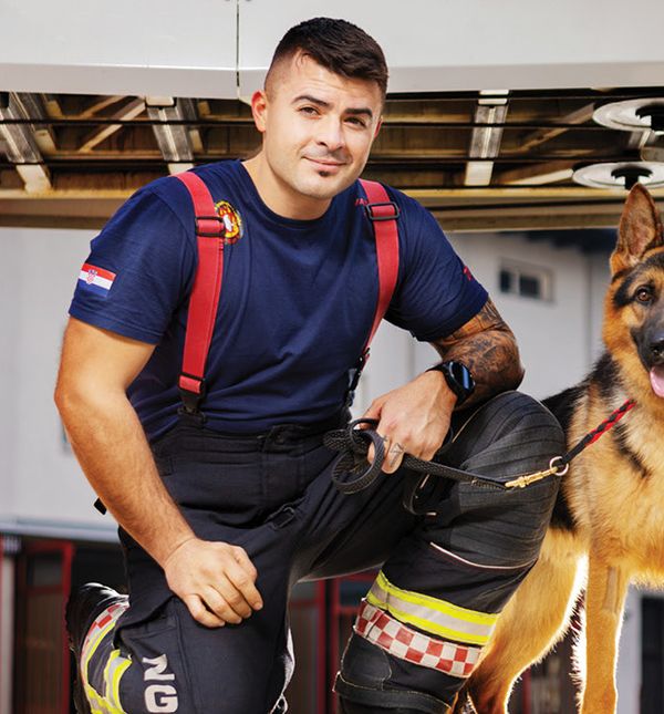 Zagrebački vatrogasci snimili su kalendar sa psima i macama iz Dumovca