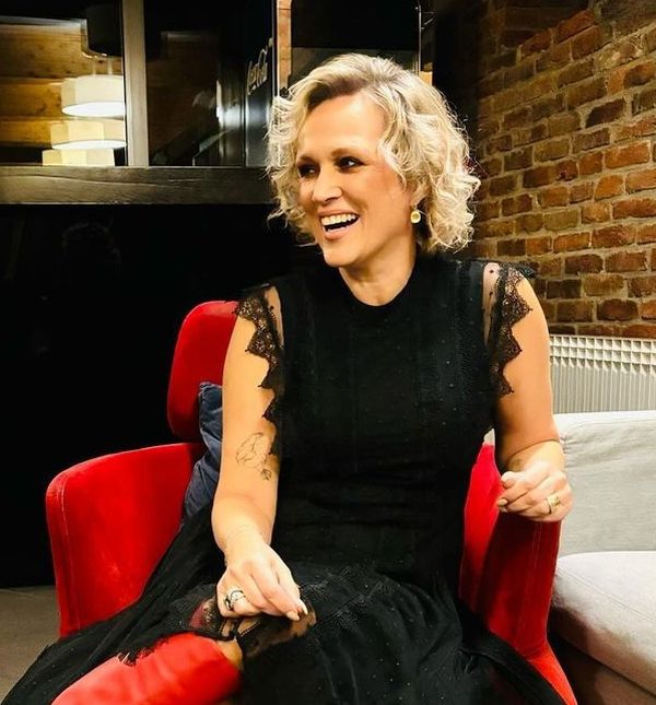 Vanna u crnoj haljini i crvenim čizmama