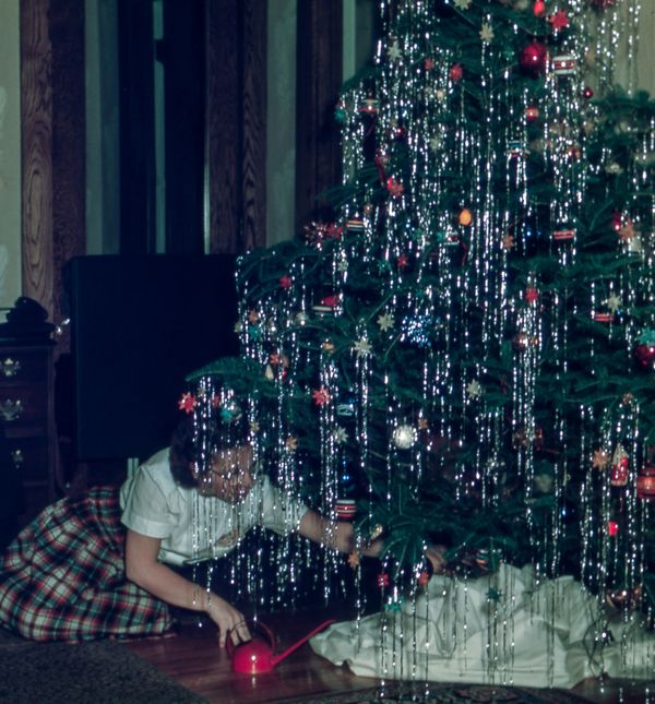 Lamete su dio nostalgično ukrašavanja božićnog drvca