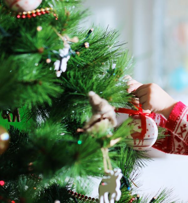 Ovisno o dobi djeteta, uključite ih u razne poslove ukrašavanja kuće i svega što odlikuje Božić