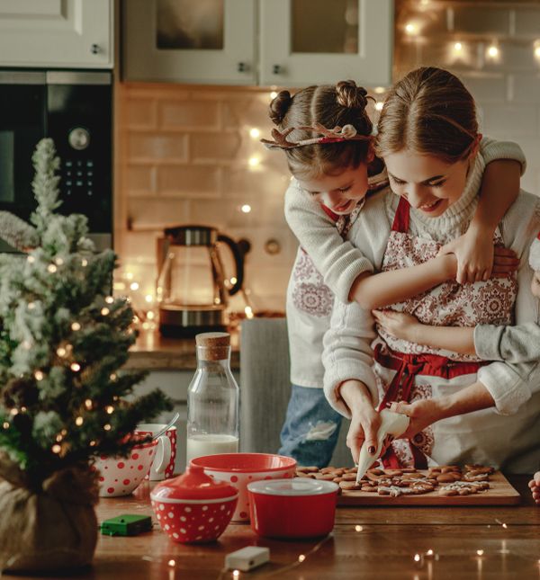 Iako nije jednostavno peći kolače uz djecu to je jedna od aktivnosti koje će se djeca uvijek rado sjećati