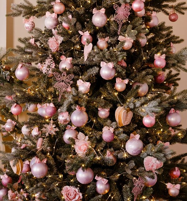 Pastelna ružičasta sve je češći odabir prilikom kićenja božićne jelke
