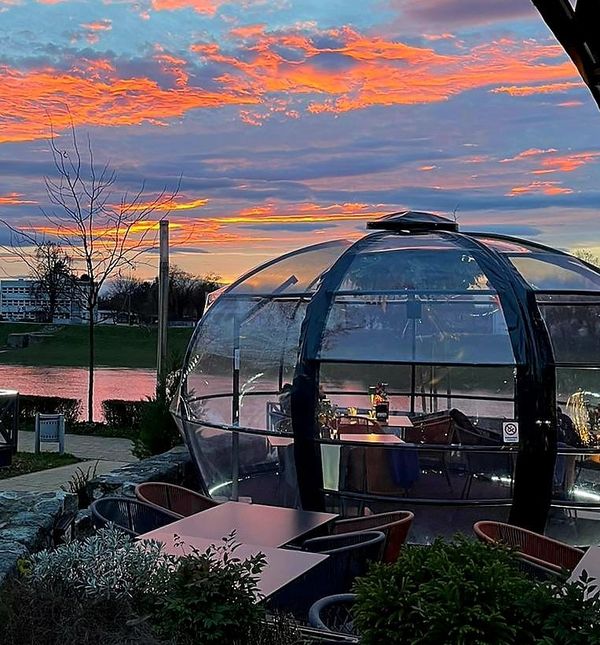 Čarobni zalazak sunca u toplini iglua