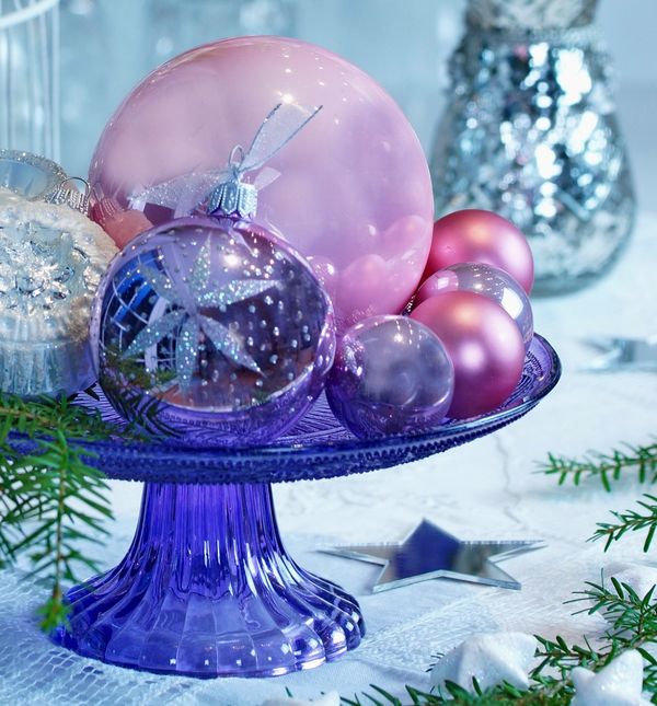 Stalak za kolače u blagdanskom uređenju doma