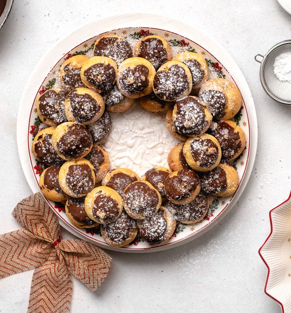 Predivan vjenčić od profiterola punjenih kremom od vanilije koji je šteta pojesti - 9