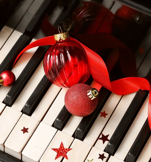 Klavir u božićnom ruhu