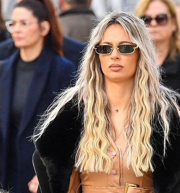 Street style mama iz Dubrovnika prošetala je Stradunom u kožnatoj haljini