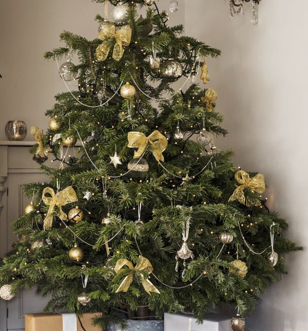 Božićno drvce ukrašeno velikim mašnama