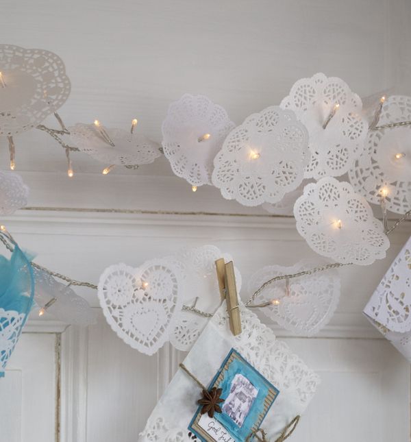 Papirnatim podlošcima s motivom čipke ukrasite božićne lampice