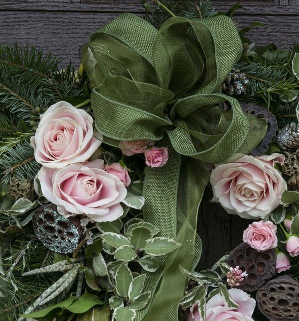 Božićni vijenci za vrata ukrašeni cvijećem