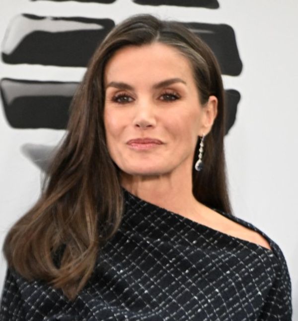 Kraljica Letizia u tamnoplavoj haljini dizajnera Moisésa Nieta