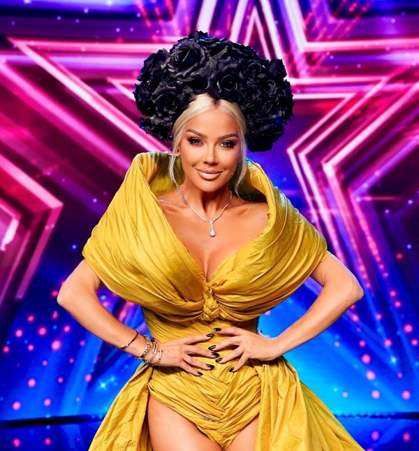 Maja Šuput u žutoj haljini i zebrastim čizmama