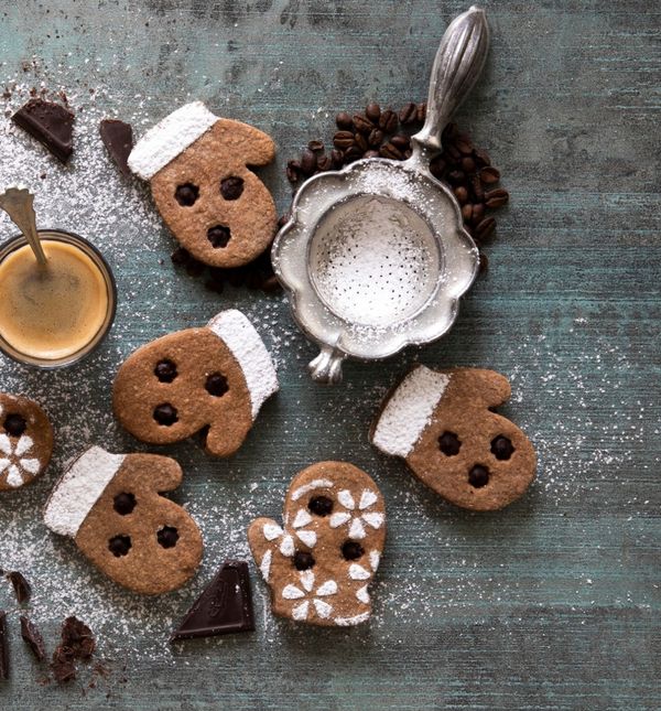 Keksi s kavom i čokoladom u obliku rukavica